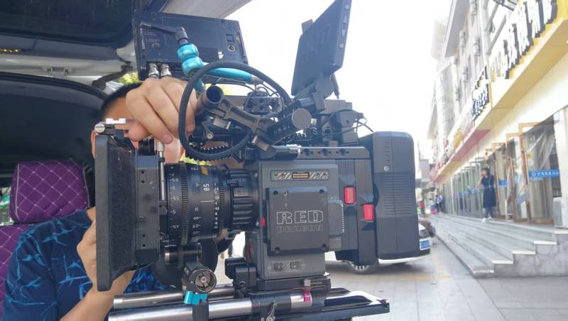 宁波TVC拍摄公司></p><p>这些宁波TVC拍摄公司的团队成员们，都是充满激情与才华的创意先锋。他们深入了解汽车行业的动态和消费者的喜好，与汽车品牌紧密合作，共同制定广告策略。从前期的创意策划到拍摄现场的把控，再到后期的剪辑制作，每一个环节都凝聚着团队的心血和智慧。他们不断追求创新，勇于尝试新的拍摄手法和技术，以确保每一部汽车广告都能在众多竞争对手中脱颖而出。</p><p>在汽车广告的海洋中，宁波TVC拍摄公司如同一盏盏明灯，引领着品牌驶向成功的彼岸。他们用速度与激情的镜头语言，为汽车品牌赋予了新的生命和活力，让消费者在欣赏广告的同时，也能深刻感受到汽车所带来的魅力与情感。无论是豪华轿车的尊贵气质，还是跑车的激情澎湃，宁波TVC拍摄公司都能通过独特的镜头语言将其完美呈现，成为汽车品牌在市场竞争中不可或缺的有力伙伴。相信在未来，这些汽车广告领航员们将继续以卓越的表现，为汽车行业带来更多令人惊叹的 TVC 作品，驾驭着速度与激情的镜头语言，书写广告领域的传奇篇章。 </p>    </div>
    <div class=